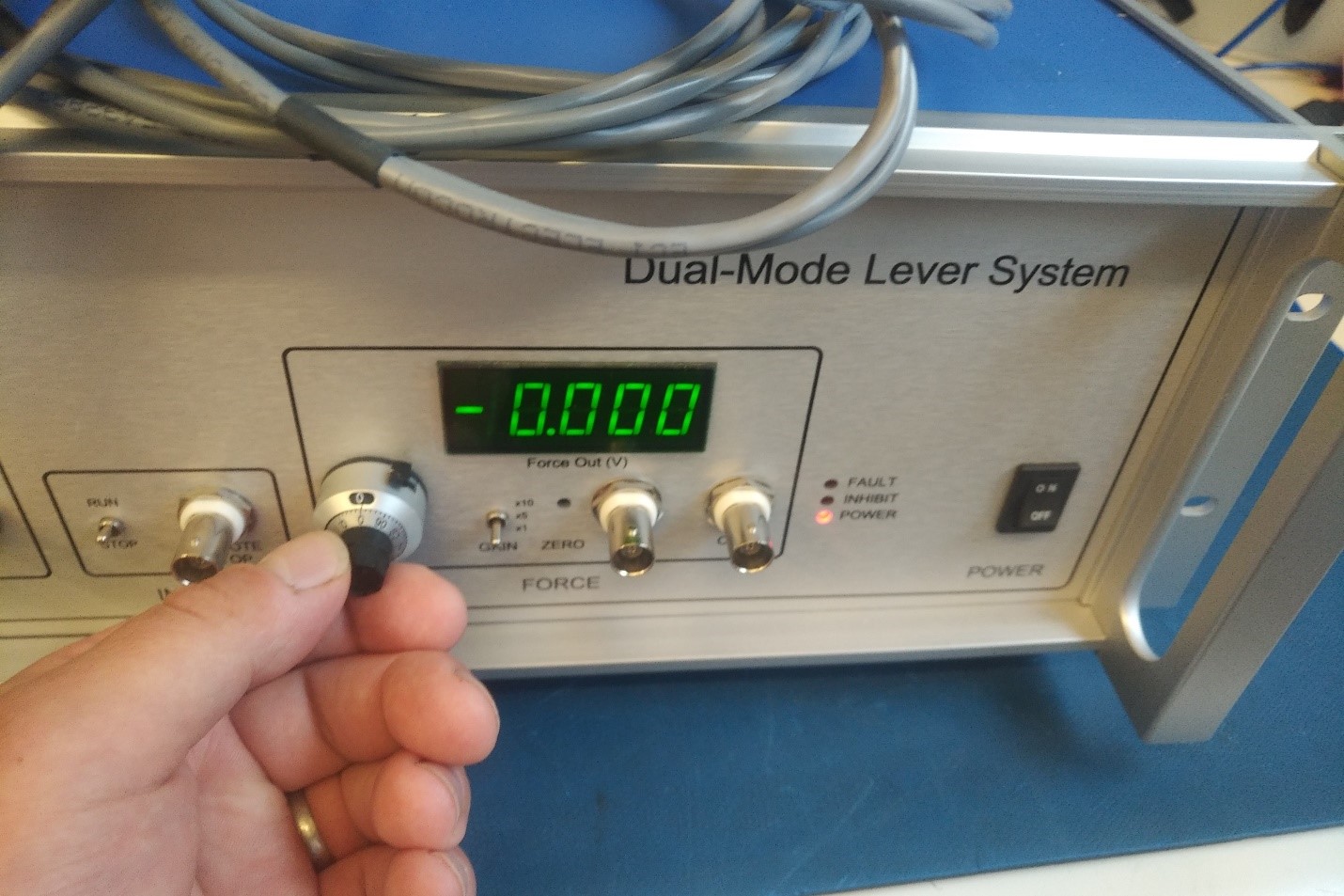 Figure 1 Force offset control knob set to zero. Force offset control knob set to zero.